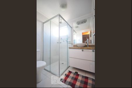 banheiro de apartamento para alugar com 1 quarto, 48m² em Vila Suzana, São Paulo