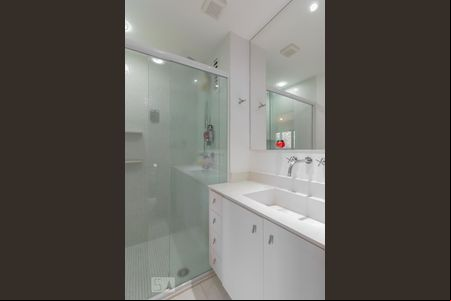 Banheiro de apartamento para alugar com 1 quarto, 70m² em Vila Suzana, São Paulo