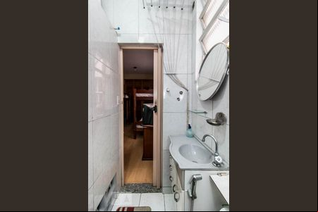 Banheiro de kitnet/studio para alugar com 1 quarto, 30m² em Tijuca, Rio de Janeiro