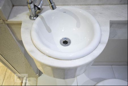 Detalhe do banheiro de apartamento para alugar com 1 quarto, 48m² em Real Parque, São Paulo
