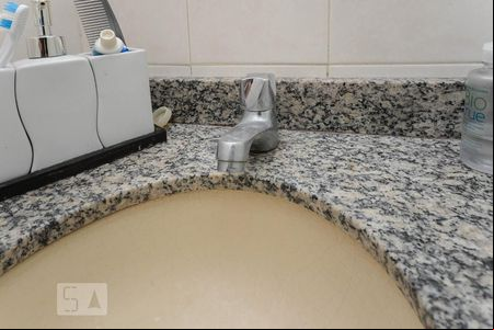 Banheiro de kitnet/studio para alugar com 1 quarto, 30m² em Vila Isabel, Rio de Janeiro