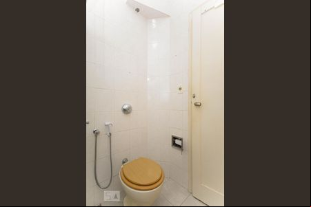 Banheiro de kitnet/studio para alugar com 1 quarto, 30m² em Vila Isabel, Rio de Janeiro