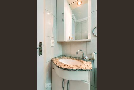 Banheiro de apartamento para alugar com 2 quartos, 52m² em Vila Industrial, Campinas