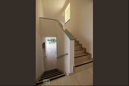 Escadas de casa para alugar com 5 quartos, 300m² em Vila Tramontano, São Paulo