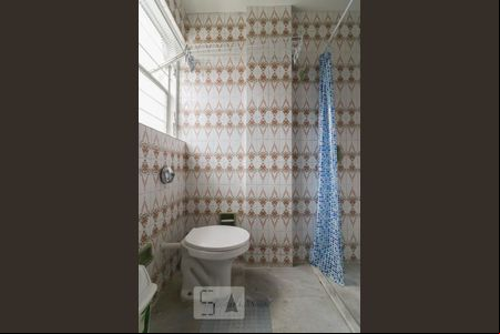 Banheiro de kitnet/studio para alugar com 1 quarto, 23m² em Carlos Prates, Belo Horizonte
