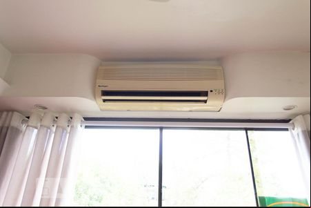 ar condicionado na sala de apartamento para alugar com 2 quartos, 72m² em Jardim do Salso, Porto Alegre