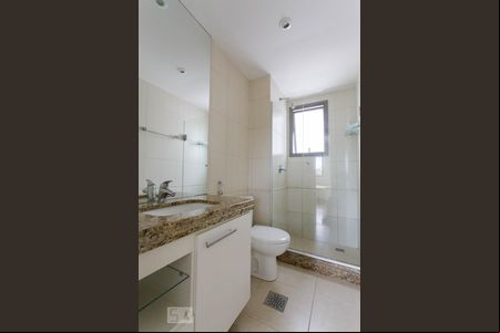 Banheiro de apartamento para alugar com 4 quartos, 140m² em Três Figueiras, Porto Alegre