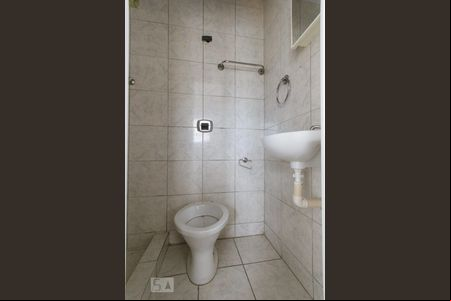 Banheiro de kitnet/studio para alugar com 1 quarto, 32m² em Curicica, Rio de Janeiro