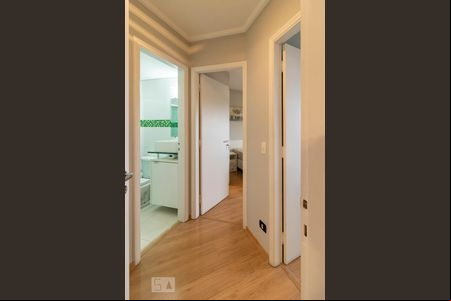 Corredor de apartamento para alugar com 3 quartos, 75m² em Campo Belo, São Paulo