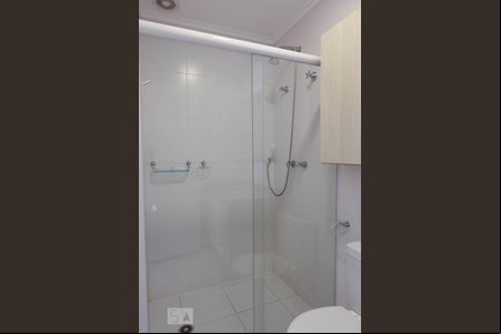 Banheiro de kitnet/studio para alugar com 1 quarto, 48m² em Centro, Jundiaí