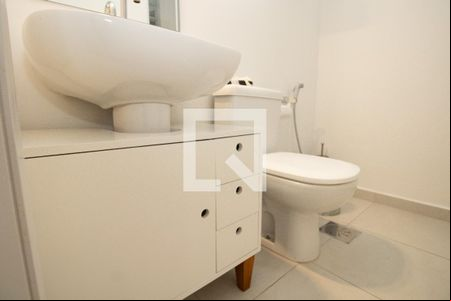 Banheiro- armário e louça sanitária  de apartamento à venda com 1 quarto, 34m² em Moema, São Paulo