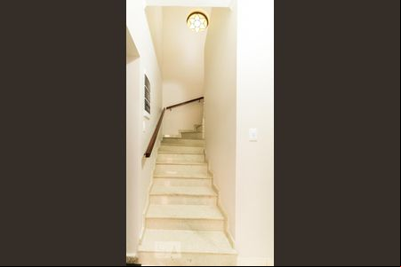 Escada de casa para alugar com 5 quartos, 340m² em Vila Jacuí, São Paulo