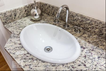 Detalhe do Banheiro do Corredor de apartamento à venda com 2 quartos, 81m² em Alphaville, Barueri