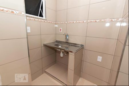 Cozinha de kitnet/studio para alugar com 1 quarto, 13m² em Pilares, Rio de Janeiro