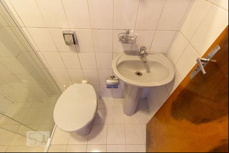 Banheiro de kitnet/studio para alugar com 1 quarto, 27m² em Centro, Curitiba