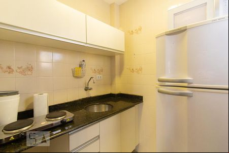Cozinha de kitnet/studio para alugar com 1 quarto, 27m² em Centro, Curitiba