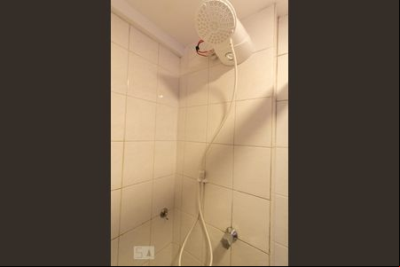 Banheiro de kitnet/studio para alugar com 1 quarto, 27m² em Centro, Curitiba