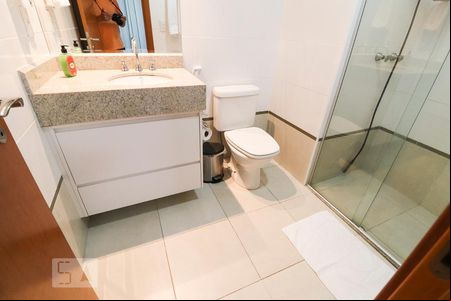 Banheiro de kitnet/studio para alugar com 1 quarto, 41m² em Jardim Goiás, Goiânia