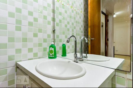 Banheiro Social de apartamento para alugar com 1 quarto, 60m² em Santa Terezinha, São Bernardo do Campo