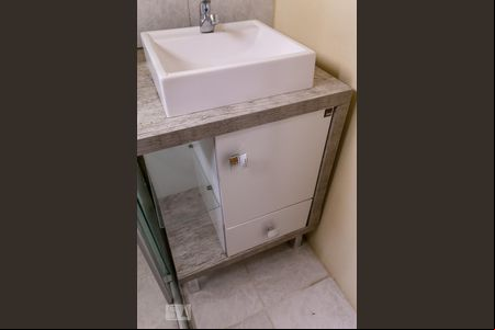 Detalhe banheiro de apartamento para alugar com 2 quartos, 42m² em Aberta dos Morros, Porto Alegre