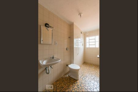 Banheiro de casa para alugar com 2 quartos, 120m² em Vila Yolanda, Osasco