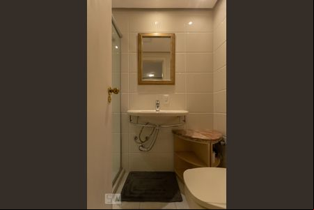 banheiro social de kitnet/studio à venda com 1 quarto, 30m² em Moinhos de Vento, Porto Alegre