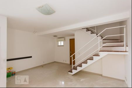 Sala (1º andar) de casa de condomínio para alugar com 3 quartos, 126m² em Tanque, Rio de Janeiro