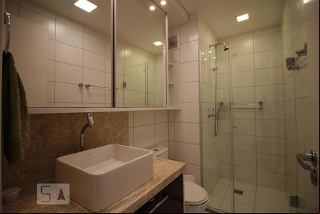 Banheiro  de apartamento à venda com 3 quartos, 72m² em Rubem Berta, Porto Alegre