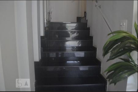Escada de casa para alugar com 4 quartos, 325m² em Jardim Londrina, São Paulo