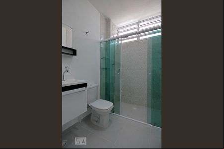Banheiro de kitnet/studio para alugar com 1 quarto, 33m² em Centro, São Paulo
