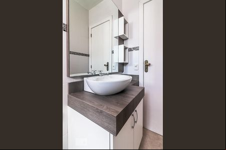 Banheiro de apartamento para alugar com 1 quarto, 46m² em Nonoai, Porto Alegre