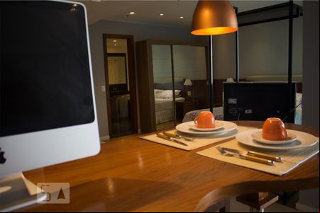 Detalhe Sala de kitnet/studio para alugar com 1 quarto, 60m² em Barra da Tijuca, Rio de Janeiro