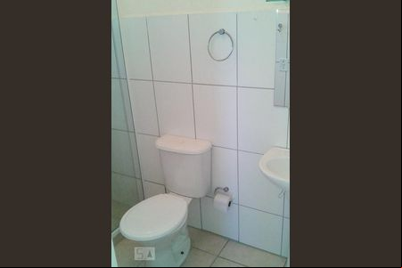Banheiro de apartamento para alugar com 2 quartos, 50m² em Santa Cândida, Curitiba