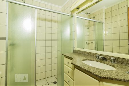 Banheiro de apartamento para alugar com 3 quartos, 103m² em Jardim Lindóia, Porto Alegre