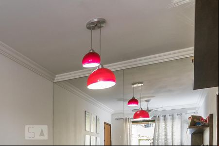 Sala - Detalhe das luminárias de apartamento para alugar com 2 quartos, 60m² em Irajá, Rio de Janeiro