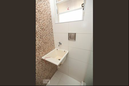Banheiro de kitnet/studio para alugar com 1 quarto, 25m² em Piedade, Rio de Janeiro