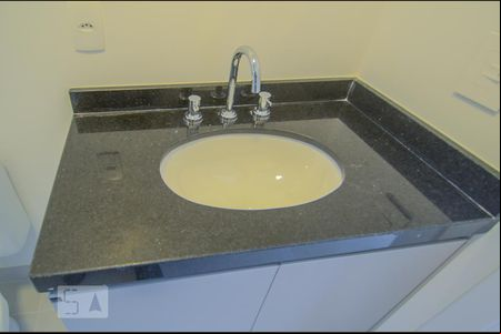 Detalhe do Banheiro de kitnet/studio à venda com 1 quarto, 38m² em Praia de Belas, Porto Alegre