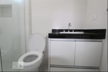 Banheiro de apartamento para alugar com 2 quartos, 60m² em Água Verde, Curitiba