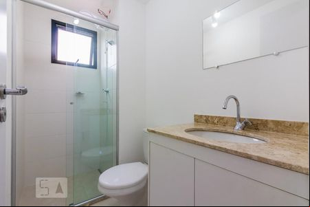 Banheiro de kitnet/studio para alugar com 1 quarto, 26m² em Centro, São Paulo