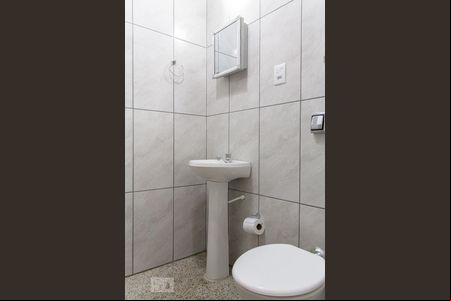 Banheiro de kitnet/studio para alugar com 1 quarto, 33m² em o da Areia, Porto Alegre