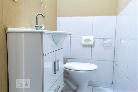Banheiro de casa para alugar com 1 quarto, 23m² em Vila Monumento, São Paulo