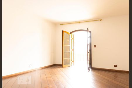 Quarto 1 e Janela de casa para alugar com 5 quartos, 500m² em Vila Ré, São Paulo