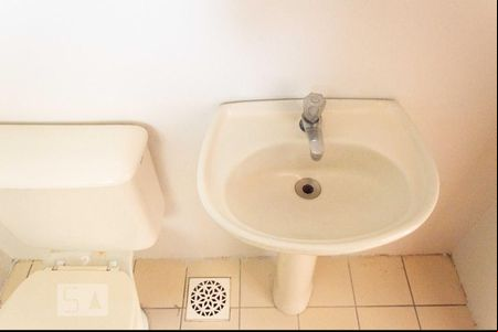 Banheiro de apartamento à venda com 2 quartos, 52m² em Sarandi, Porto Alegre