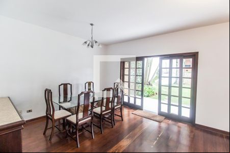 Sala de TV de casa de condomínio para alugar com 4 quartos, 345m² em Alphaville, Santana de Parnaíba