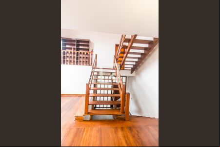 Escada de casa de condomínio para alugar com 4 quartos, 345m² em Alphaville, Santana de Parnaíba