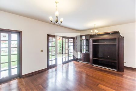 Sala de TV de casa de condomínio para alugar com 4 quartos, 345m² em Alphaville, Santana de Parnaíba
