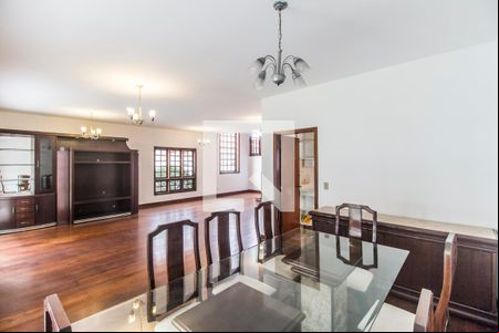Sala de TV de casa de condomínio para alugar com 4 quartos, 345m² em Alphaville, Santana de Parnaíba