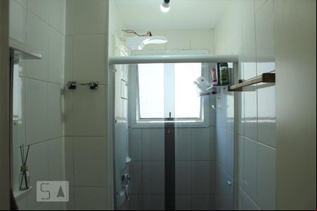 Banheiro de apartamento à venda com 2 quartos, 58m² em Jardim Tupanci, Barueri