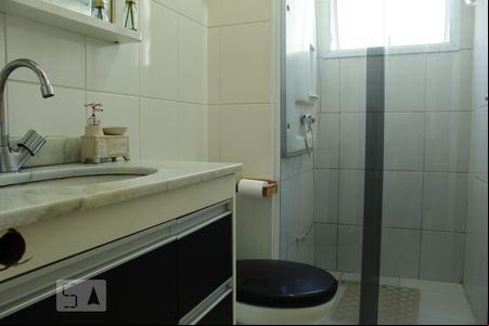 Banheiro de apartamento à venda com 2 quartos, 58m² em Jardim Tupanci, Barueri