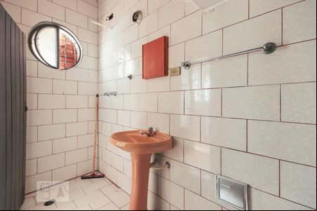 Banheiro  de casa à venda com 1 quarto, 30m² em Jardim Maringá, São Paulo